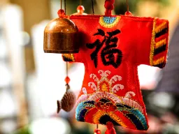 Kinesisk lykkebringende amulett med tegnet 福 (fú), som betyr lykke og velsignelse