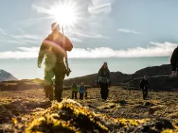 På oppdagelse i landskapet – med bevæpnet guide som eskorte – man kan ikke løpe fra en isbjørn På oppdagelse i landskapet – med bevæpnet guide som eskorte – man kan ikke løpe fra en isbjørn