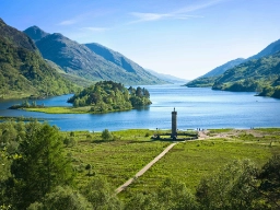 Glenfinnan-monumentet ved innsjøen Loch Shiel