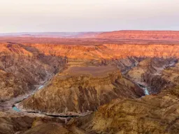 Fish River Canyon i Namibia – Afrikas største kløft – 160 km lang, 27 km bred og 550 m dyp Fish River Canyon i Namibia – Afrikas største kløft – 160 km lang, 27 km bred og 550 m dyp