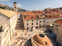 Dubrovniks gamleby – med de ikoniske røde takene og Stradun som pulserende hovedgate Dubrovniks gamleby – med de ikoniske røde takene og Stradun som pulserende hovedgate