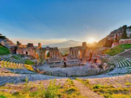 Det antikke greske amfiteateret i Taormina brukes fortsatt til konserter og forestillinger Det antikke greske amfiteateret i Taormina brukes fortsatt til konserter og forestillinger