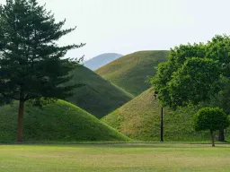 De imponerende gresskledde gravhaugene i Daereungwon gravkompleks i Gyeongju De imponerende gresskledde gravhaugene i Daereungwon gravkompleks i Gyeongju