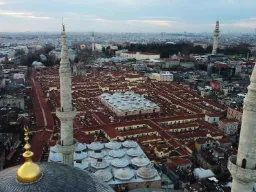 Ovenfra ligner Grand Bazaar en labyrint av tak og kupler