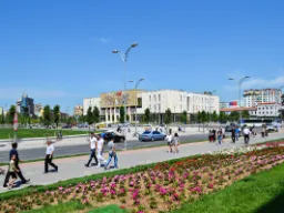 Tiranas sentrale Skanderbeg-plass med det nasjonale historiske museet i bakgrunnen