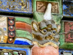 Detalj fra Choijin Lama-klosteret i Ulan Bator – buddhistisk utsmykning med beskyttelsesfigur Detalj fra Choijin Lama-klosteret i Ulan Bator – buddhistisk utsmykning med beskyttelsesfigur