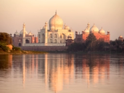 Utsikt til Taj Mahal over Yamuna-elven