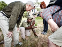 Rangeren underviser om dyrespor