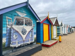 Fargerike strandhytter langs Brighton Beach