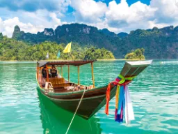 Tradisjonell thailandsk longtail-båt i Khao Sok nasjonalpark Tradisjonell thailandsk longtail-båt i Khao Sok nasjonalpark