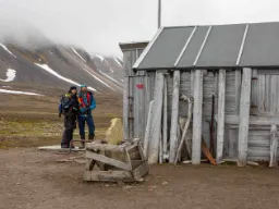 Denne typen hytter sees flere steder og vitner om tidligere aktiviteter Denne typen hytter sees flere steder og vitner om tidligere aktiviteter