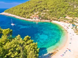 Korčulas strand med turkisblått hav Korčulas strand med turkisblått hav