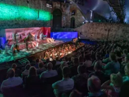 Fargerikt møte mellom middelalderens murer og moderne scenekunst Fargerikt møte mellom middelalderens murer og moderne scenekunst