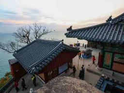 Utsikten nytes ved Hyangiram-tempelet Utsikten nytes ved Hyangiram-tempelet
