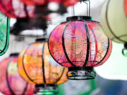 Fargerike lanterner som under Lanternefestivalen symboliserer håp, lys og lykke