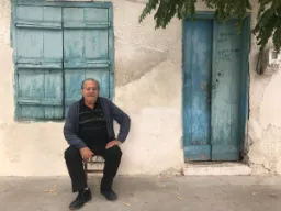 Eldre greker poserer foran huset sitt Eldre greker poserer foran huset sitt