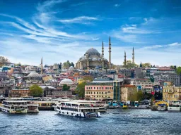 Utsikt over Istanbul med den imponerende Suleymaniye-moskeen i bakgrunnen og travle båter på Bosporos Utsikt over Istanbul med den imponerende Suleymaniye-moskeen i bakgrunnen og travle båter på Bosporos