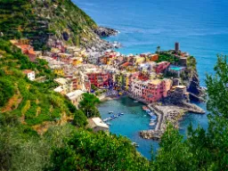 Utsikt over Vernazza med havn og fargerike hus