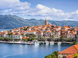 Den historiske byen Korčula på øya med samme navn i Kroatia er kjent for middelalderarkitektur og trange gater Den historiske byen Korčula på øya med samme navn i Kroatia er kjent for middelalderarkitektur og trange gater