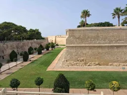 Bymuren og de velstelte hagene ved inngangen til Mdina, Maltas gamle hovedstad