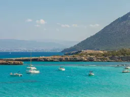 Blue Lagoon på Akamas-halvøya med krystallklart og turkisblått vann