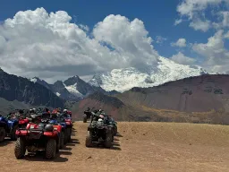 Eventyr i Andes – klar for ATV-tur med utsikt til de snødekte fjellene i Peru