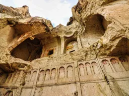 Uthugget klippekirke med bysantinske dekorasjoner i Kappadokia Uthugget klippekirke med bysantinske dekorasjoner i Kappadokia