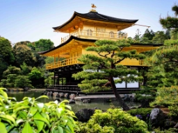 Den berømte Gullpaviljongen i Kyoto