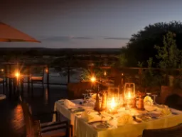 Klar til middag på terrassen ved Tau Game Lodge Klar til middag på terrassen ved Tau Game Lodge