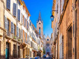 Gatebilde med Saint-Sauveur-katedralen i Aix-en-Provence