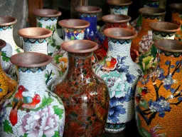 Kinesiske cloisonné-vaser – tradisjonelt håndverk med metalltråder og farget emalje Kinesiske cloisonné-vaser – tradisjonelt håndverk med metalltråder og farget emalje