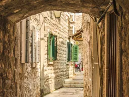 Scenebilde fra gamlebyen i Budva