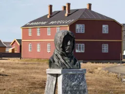 Byste i Ny-Ålesund av polarforskeren Roald Amundsen Byste i Ny-Ålesund av polarforskeren Roald Amundsen
