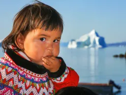 Lita jente i nasjonaldrakt Lita jente i nasjonaldrakt