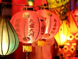 Kinesiske lykter – symbol på fest, lykke og tradisjon, særlig under lanternefestivalen og nyttår Kinesiske lykter – symbol på fest, lykke og tradisjon, særlig under lanternefestivalen og nyttår
