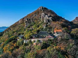 Hyangiram-tempelet i Jeollanam – et klippetempel med storslått havutsikt, kjent som et pilgrimssted Hyangiram-tempelet i Jeollanam – et klippetempel med storslått havutsikt, kjent som et pilgrimssted