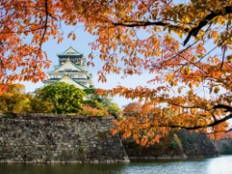 Osaka Castle, innrammet av vakre høstfarger