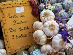 Marked med hvitløk og krydderier