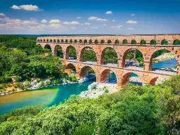 Den berømte Pont du Gard, en romersk akveduktbro i Sør-Frankrike bygget på 100-tallet e.Kr.