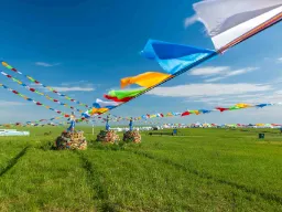 Ovooer med bønneflagg på steppene Ovooer med bønneflagg på steppene