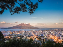 Kagoshima med den imponerende vulkanen Sakurajima i bakgrunnen