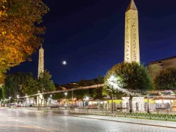 Theodosius’ obelisk reiser seg majestetisk på Hippodromen i Istanbul til minne om byens keiserlige storhetstid