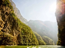 Den majestetiske Sumidero-kløften reiser seg opptil 1000 meter over elven Río Grijalva