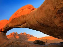 Den ikoniske Spitzkoppe i Namibia – ofte kalt "Namibias Matterhorn" Den ikoniske Spitzkoppe i Namibia – ofte kalt "Namibias Matterhorn"
