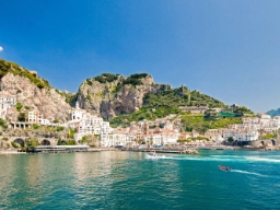 Amalfikysten ligger på sørsiden av Sorrentohalvøya