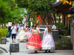 Jeonju Hanok Village – besøkende i tradisjonelle hanbok-drakter gir området en spesiell stemning Jeonju Hanok Village – besøkende i tradisjonelle hanbok-drakter gir området en spesiell stemning