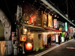 Stemningsfull gate i Tokyo med autentiske, intime spisesteder under jernbanesporene