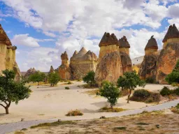 Fe-skorsteiner ("Fairy Chimneys") skapt av naturlig erosjon Fe-skorsteiner ("Fairy Chimneys") skapt av naturlig erosjon