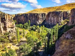 Ihlara-dalen med bratte fjellvegger og frodig grønn natur Ihlara-dalen med bratte fjellvegger og frodig grønn natur