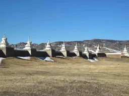 Stupaer ved Erdene Zuu-klosteret nær Karakorum – Mongolias eldste buddhistiske kloster Stupaer ved Erdene Zuu-klosteret nær Karakorum – Mongolias eldste buddhistiske kloster